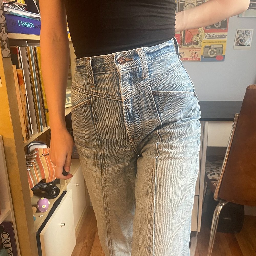 A&F cottage style faded high rise ankle jeans!